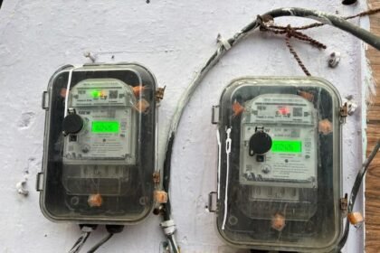 agra:-भीषण-गर्मी-में-स्मार्ट-मीटर-बना-मुसीबत,-बैलेंस-होने-पर-भी-कटी-बिजली;-ग्रामीणों-ने-दी-आंदोलन-की-चेतावनी