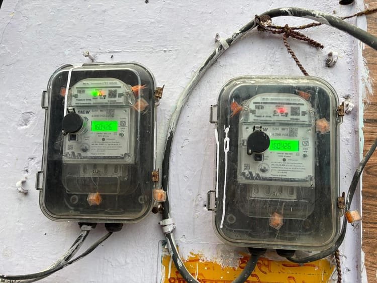 agra:-भीषण-गर्मी-में-स्मार्ट-मीटर-बना-मुसीबत,-बैलेंस-होने-पर-भी-कटी-बिजली;-ग्रामीणों-ने-दी-आंदोलन-की-चेतावनी