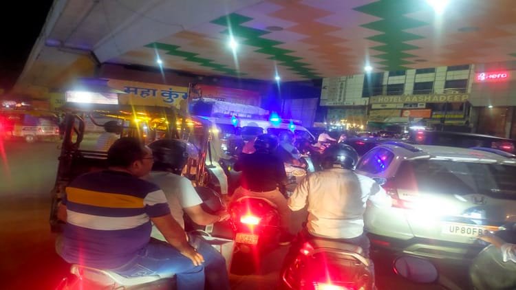 agra:-मेट्रो-कार्य-और-अतिक्रमण-ने-थामी-रफ्तार,-5-मिनट-का-रास्ता-तय-करने-में-लगे-25-मिनट;-आफत-बना-जाम