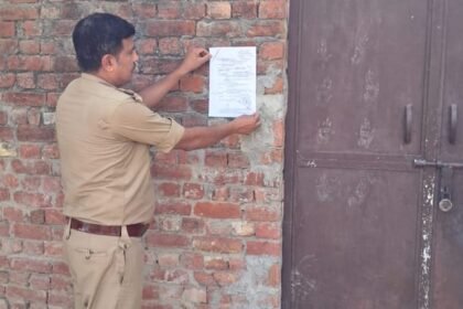 समीर-हत्याकांड:-50-हजार-के-इनामी-आरोपी-की-गिरफ्तारी-के-लिए-बढ़ी-सख्ती,-घर-पर-कराई-मुनादी;-चस्पा-किया-नोटिस