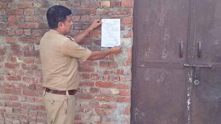 समीर-हत्याकांड:-50-हजार-के-इनामी-आरोपी-की-गिरफ्तारी-के-लिए-बढ़ी-सख्ती,-घर-पर-कराई-मुनादी;-चस्पा-किया-नोटिस