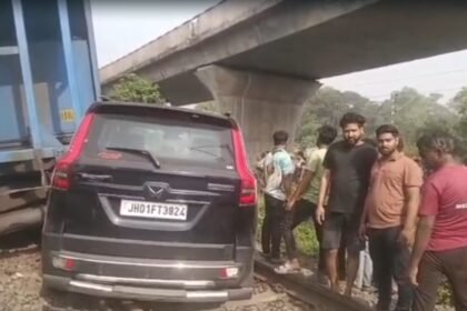 बोकारो-में-बेकाबू-हुई-मालगाड़ी,-थर्मल-पावर-प्लांट-का-गेट-तोड़ते-हुए-स्कॉर्पियो-को-मारी-टक्कर,-बड़ा-हादसा-टला