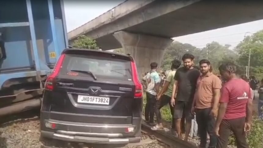 बोकारो-में-बेकाबू-हुई-मालगाड़ी,-थर्मल-पावर-प्लांट-का-गेट-तोड़ते-हुए-स्कॉर्पियो-को-मारी-टक्कर,-बड़ा-हादसा-टला