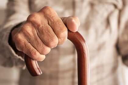 वृद्धों-की-पेंशन-पर-संकट:-आधार-कार्ड-ने-बढ़ा-दी-मुसीबत,20-हजार-पेंशनरों-को-फिर-करना-होगा-आवेदन