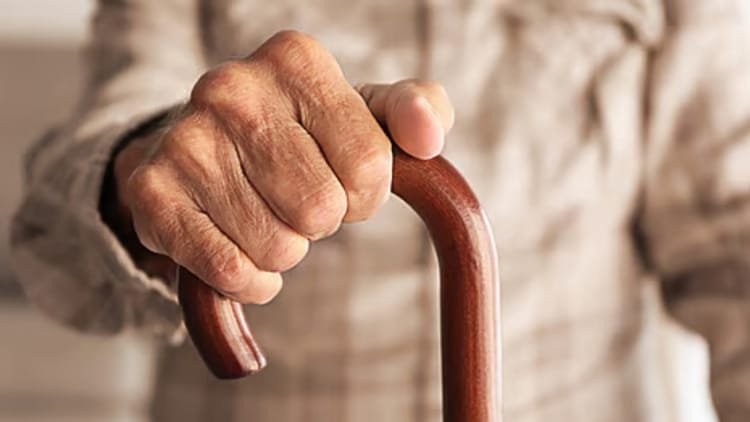 वृद्धों-की-पेंशन-पर-संकट:-आधार-कार्ड-ने-बढ़ा-दी-मुसीबत,20-हजार-पेंशनरों-को-फिर-करना-होगा-आवेदन