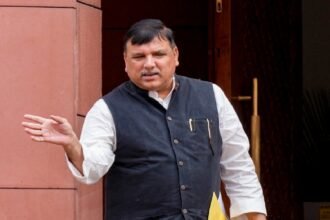 राघव-चड्ढा-समेत-aap-के-7-सांसदों-ने-छोड़ी-पार्टी,-भड़के-संजय-सिंह;-बोले-‘पंजाब-में-शुरू-हुआ-ऑपरेशन-लोटस’