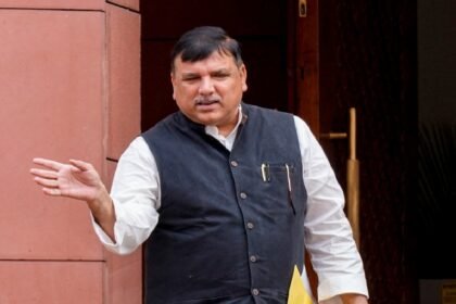 राघव-चड्ढा-समेत-aap-के-7-सांसदों-ने-छोड़ी-पार्टी,-भड़के-संजय-सिंह;-बोले-‘पंजाब-में-शुरू-हुआ-ऑपरेशन-लोटस’