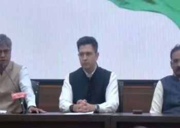 aap-संसदीय-दल-में-टूट!-राघव-चड्ढा-ने-छोड़ी-पार्टी,-बोले-हमारे-साथ-पार्टी-के-दो-तिहाई-से-ज्यादा-सांसद