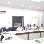 agra:-निर्माण-कार्यों-की-धीमी-रफ्तार-पर-जिलाधिकारी-सख्त,-अधिकारियों-को-लगाई-फटकार,-ये-आदेश-दिए