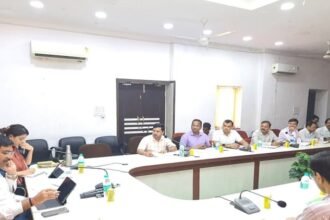 agra:-निर्माण-कार्यों-की-धीमी-रफ्तार-पर-जिलाधिकारी-सख्त,-अधिकारियों-को-लगाई-फटकार,-ये-आदेश-दिए