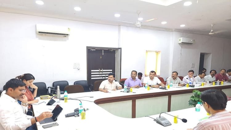 agra:-निर्माण-कार्यों-की-धीमी-रफ्तार-पर-जिलाधिकारी-सख्त,-अधिकारियों-को-लगाई-फटकार,-ये-आदेश-दिए