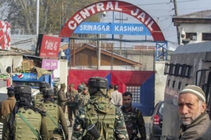 कश्मीर-सेंट्रल-जेल-के-अंदर-पहुंच-गए-डिजिटल-डिवाइस,-पुलिस-ने-छापेमारी-में-पकड़ा,-जांच-में-होंगे-खुलासे