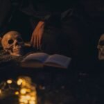 जादू-टोने-का-डर:-बीच-चौराहे-पर-महिला-के-साथ-हुई-ऐसी-घटना,-जेवर-से-लेकर-मोबाइल-तक-सबकुछ-गवां-बैठी