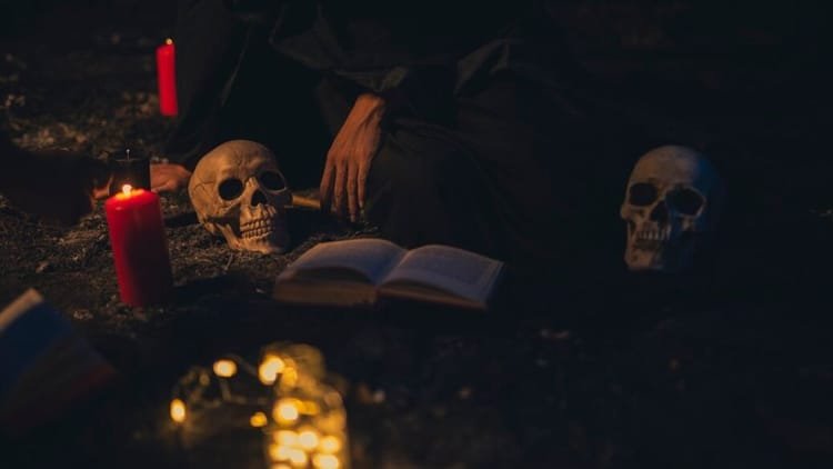 जादू-टोने-का-डर:-बीच-चौराहे-पर-महिला-के-साथ-हुई-ऐसी-घटना,-जेवर-से-लेकर-मोबाइल-तक-सबकुछ-गवां-बैठी