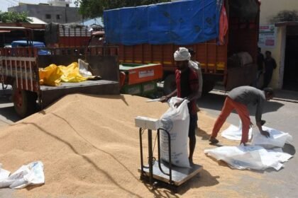 up:-गेहूं-खरीद-की-चाल-धीमी,-25-हजार-मीट्रिक-टन-का-लक्ष्य;-इन-सात-केंद्रों-पर-नहीं-पहुंचा-एक-भी-किसान