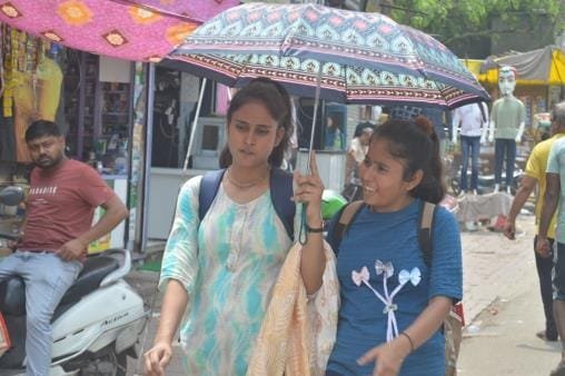 यूपी-में-गर्मी-से-हाहाकार:-दिन-में-42.8-तो-रात-का-पारा-पहुंचा-31°c,-लू-का-कहर-जारी;-जानें-कब-से-मिलेगी-राहत