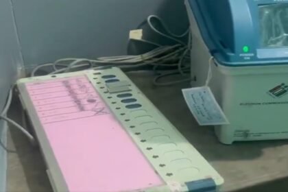evm-में-bjp-के-बटन-पर-चिपकाया-टेप,-बंगाल-में-मतदान-के-बीच-tmc-पर-आरोप,-अब-दोबारा-होगी-वोटिंग?
