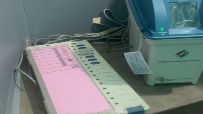 evm-में-bjp-के-बटन-पर-चिपकाया-टेप,-बंगाल-में-मतदान-के-बीच-tmc-पर-आरोप,-अब-दोबारा-होगी-वोटिंग?