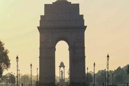 दिल्ली-ncr-में-बदला-मौसम-का-मिजाज,-तेज-हवाओं-के-साथ-झमाझम-बारिश;-दिन-में-छाया-अंधेरा
