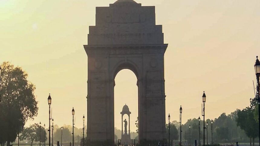 दिल्ली-ncr-में-बदला-मौसम-का-मिजाज,-तेज-हवाओं-के-साथ-झमाझम-बारिश;-दिन-में-छाया-अंधेरा