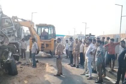 दर्दनाक-हादसा!-मौरंग-से-लदे-बेकाबू-डंपर-ने-खड़े-डंपर-में-मारी-टक्कर,-दो-सगे-भाइयों-की-हो-गई-मौत