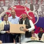 up-politics-news:-अखिलेश-यादव-ने-मेधावी-छात्र-छात्राओं-को-किया-सम्मानित,-अपने-अपने-जिले-में-किया-टॉप
