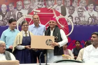 up-politics-news:-अखिलेश-यादव-ने-मेधावी-छात्र-छात्राओं-को-किया-सम्मानित,-अपने-अपने-जिले-में-किया-टॉप