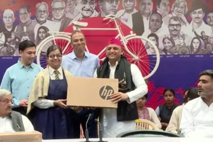 up-politics-news:-अखिलेश-यादव-ने-मेधावी-छात्र-छात्राओं-को-किया-सम्मानित,-अपने-अपने-जिले-में-किया-टॉप
