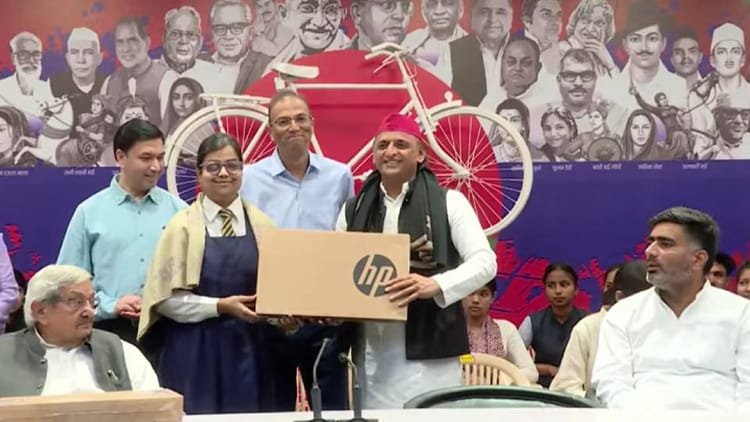 up-politics-news:-अखिलेश-यादव-ने-मेधावी-छात्र-छात्राओं-को-किया-सम्मानित,-अपने-अपने-जिले-में-किया-टॉप