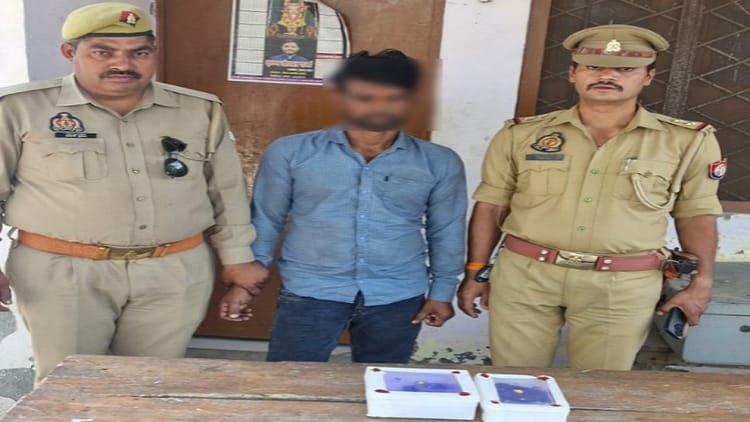 hathras:-ई-रिक्शा-से-नकदी-जेवर-उड़ाने-वाला-दबोचा,-पत्नी-ममेरे-भाई-के-साथ-कर-रहा-था-टप्पेबाजी,-नकदी-गहने-बरामद