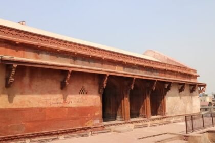 मदन-मोहन-मंदिर-फिर-चमका:-एएसआई-ने-दीवारों-से-हटाई-काई-और-कालिख,-अब-पुराने-रूप-में-लौटी-सुंदरता