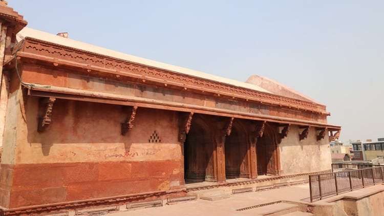 मदन-मोहन-मंदिर-फिर-चमका:-एएसआई-ने-दीवारों-से-हटाई-काई-और-कालिख,-अब-पुराने-रूप-में-लौटी-सुंदरता