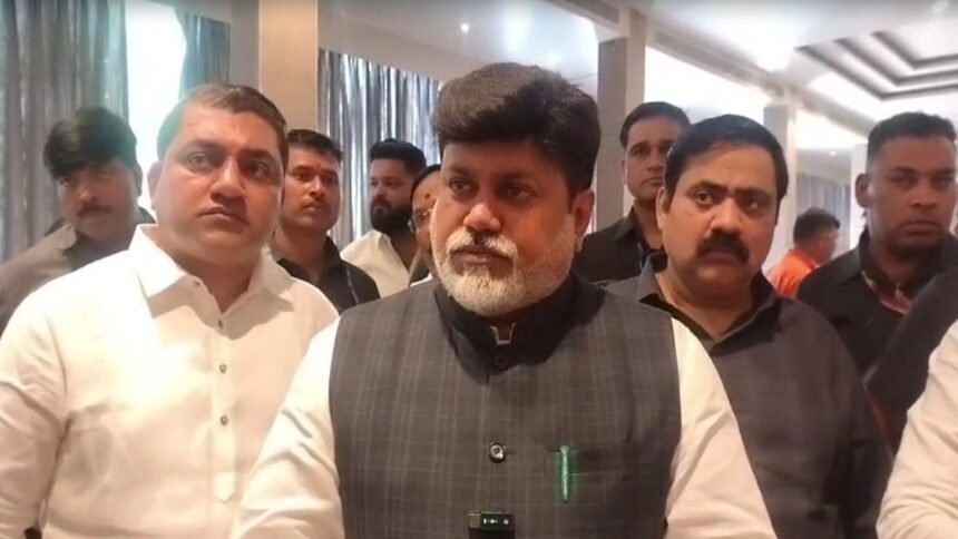 महाराष्ट्र:-सरकारी-कर्मचारियों-के-लिए-पहले-से-नियोजित-हिंदी-भाषा-की-परीक्षा-रद्द,-मनसे-ने-दी-थी-धमकी
