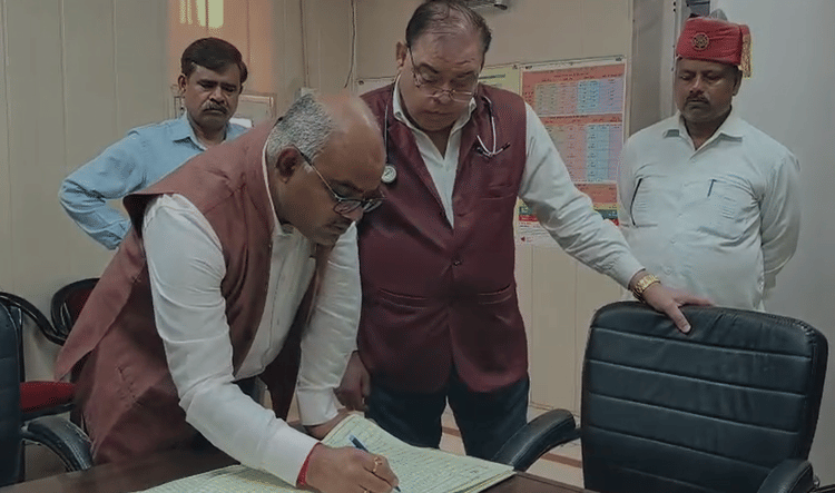 kanpur:-उर्सला-अस्पताल-में-dm-का-छापा,-22-डॉक्टर-समेत-32-कर्मचारी-नदारद-मिले,-दो-दलाल-भी-दबोचे-गए