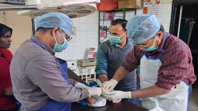 good-news:-नन्हे-कदमों-को-मिली-नई-उड़ान,-टेढ़े-मेढ़े-पैर-की-समस्या-से-जूझ-रहे-118-बच्चे-हुए-अपने-पैरों-पर-खड़े