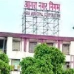agra-naga-nigam:-नालों-की-सफाई-में-लापरवाही-पर-सख्ती,-नगर-आयुक्त-ने-दो-सफाईकर्मी-किए-बर्खास्त