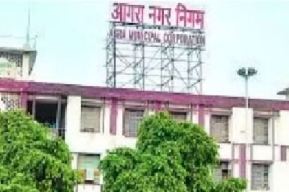 agra-naga-nigam:-नालों-की-सफाई-में-लापरवाही-पर-सख्ती,-नगर-आयुक्त-ने-दो-सफाईकर्मी-किए-बर्खास्त