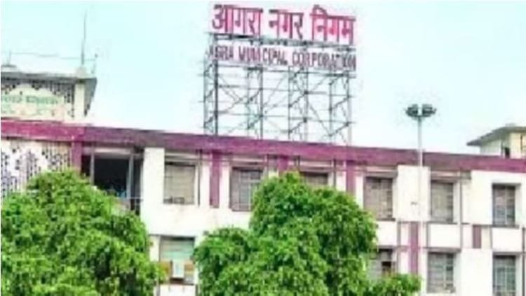 agra-naga-nigam:-नालों-की-सफाई-में-लापरवाही-पर-सख्ती,-नगर-आयुक्त-ने-दो-सफाईकर्मी-किए-बर्खास्त