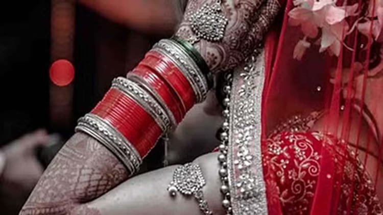 शादी-समारोह-से-पहले-उत्पात:-ब्यूटी-पार्लर-से-आ-रही-दुल्हन-की-कार-पर-किया-पथराव,-चार-पर-प्राथमिकी