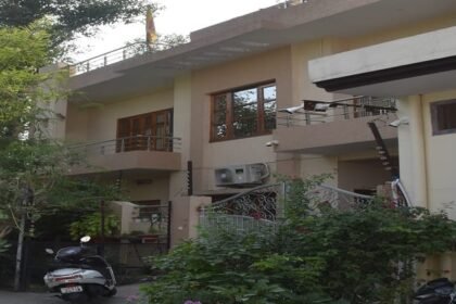 aligarh:-दवा-कारोबारी-बेटे-व-ड्राइवर-से-पूछताछ,-नामी-ब्रांड-के-नाम-से-नकली-दवाएं-बनाकर-आगरा-तक-हो-रही-सप्लाई