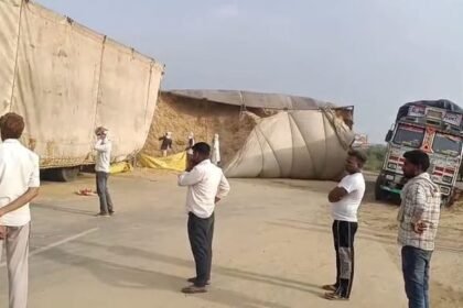 up:-आगरा-दिल्ली-हाईवे-पर-पलट-गया-भूसे-से-भरा-ट्रॉला,-सात-घंटे-तक-लगा-लंबा-जाम;-सुबह-निकल-सके-वाहन