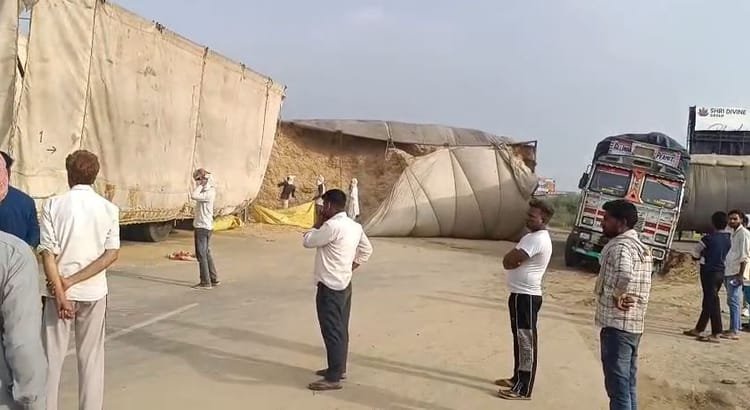 up:-आगरा-दिल्ली-हाईवे-पर-पलट-गया-भूसे-से-भरा-ट्रॉला,-सात-घंटे-तक-लगा-लंबा-जाम;-सुबह-निकल-सके-वाहन