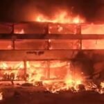 कोलतार-से-लदे-टैंकर-से-टकराकर-बस-में-लगी-भीषण-आग,-4-यात्रियों-की-जिंदा-जलकर-मौत,-10-झुलसे