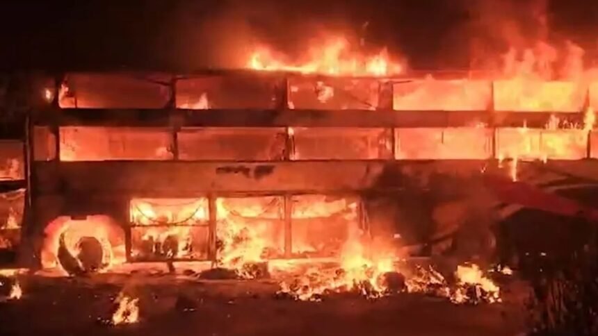 कोलतार-से-लदे-टैंकर-से-टकराकर-बस-में-लगी-भीषण-आग,-4-यात्रियों-की-जिंदा-जलकर-मौत,-10-झुलसे
