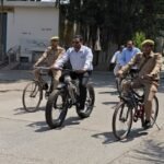 aligarh-news:-सिटी-मजिस्ट्रेट-साइकिल-से-पहुंचे-ऑफिस,-इधर-उधर-चलते-दिखे-पुलिसकर्मी