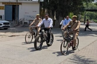 aligarh-news:-सिटी-मजिस्ट्रेट-साइकिल-से-पहुंचे-ऑफिस,-इधर-उधर-चलते-दिखे-पुलिसकर्मी