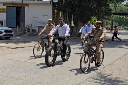 aligarh-news:-सिटी-मजिस्ट्रेट-साइकिल-से-पहुंचे-ऑफिस,-इधर-उधर-चलते-दिखे-पुलिसकर्मी
