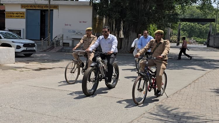 aligarh-news:-सिटी-मजिस्ट्रेट-साइकिल-से-पहुंचे-ऑफिस,-इधर-उधर-चलते-दिखे-पुलिसकर्मी