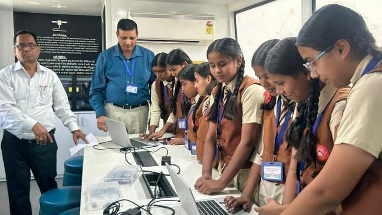 up-news:-अटल-आवासीय-विद्यालयों-में-पहुंचेगी-लैब-ऑन-व्हील्स,-प्रमुख-सचिव-ने-निरीक्षण-के-दौरान-दिए-निर्देश