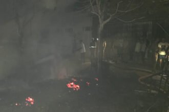 farrukhabad:-मंडी-समिति-के-सब्जी-खंड-में-भीषण-आग,-कई-दुकानें-राख,-लाखों-का-नुकसान
